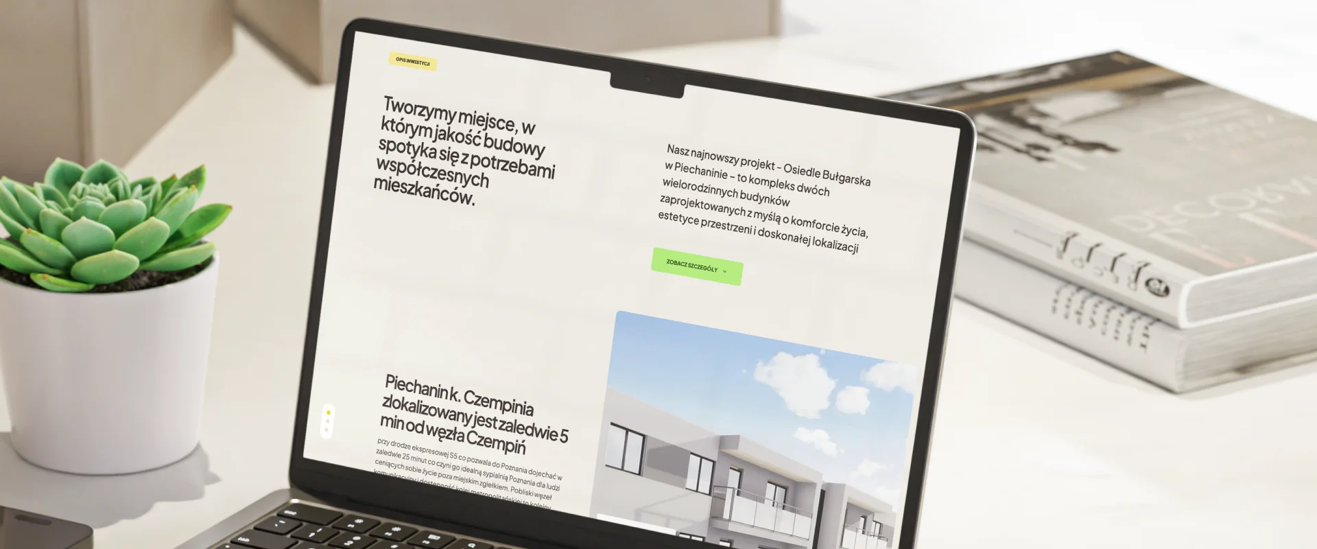 Osoba przegląda stronę Hevenia na laptopie. Ekran wyświetla hasło „Rodzinne apartamenty z widokiem na morze” oraz zdjęcie plaży otoczonej zielenią.