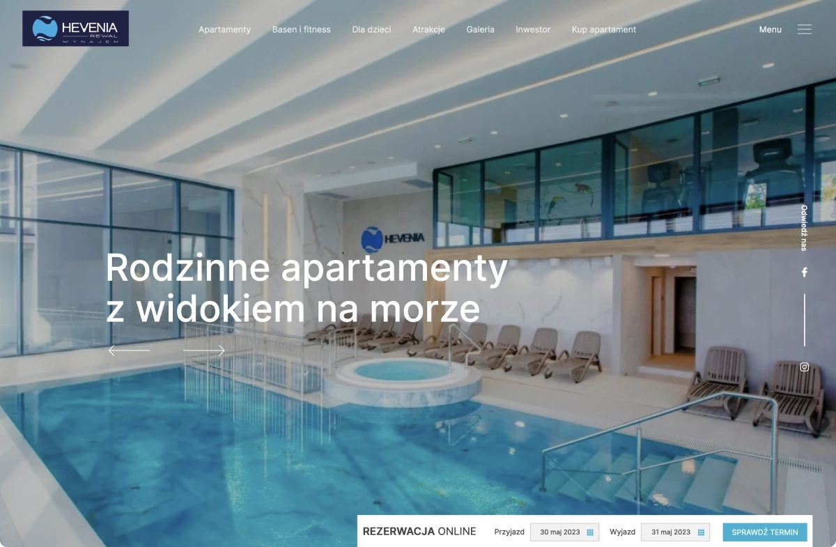 Strona Hevenia promuje rodzinne apartamenty nad morzem z basenem, jacuzzi i widokiem. Zawiera moduł rezerwacji oraz zakładki o atrakcjach i inwestycji.
