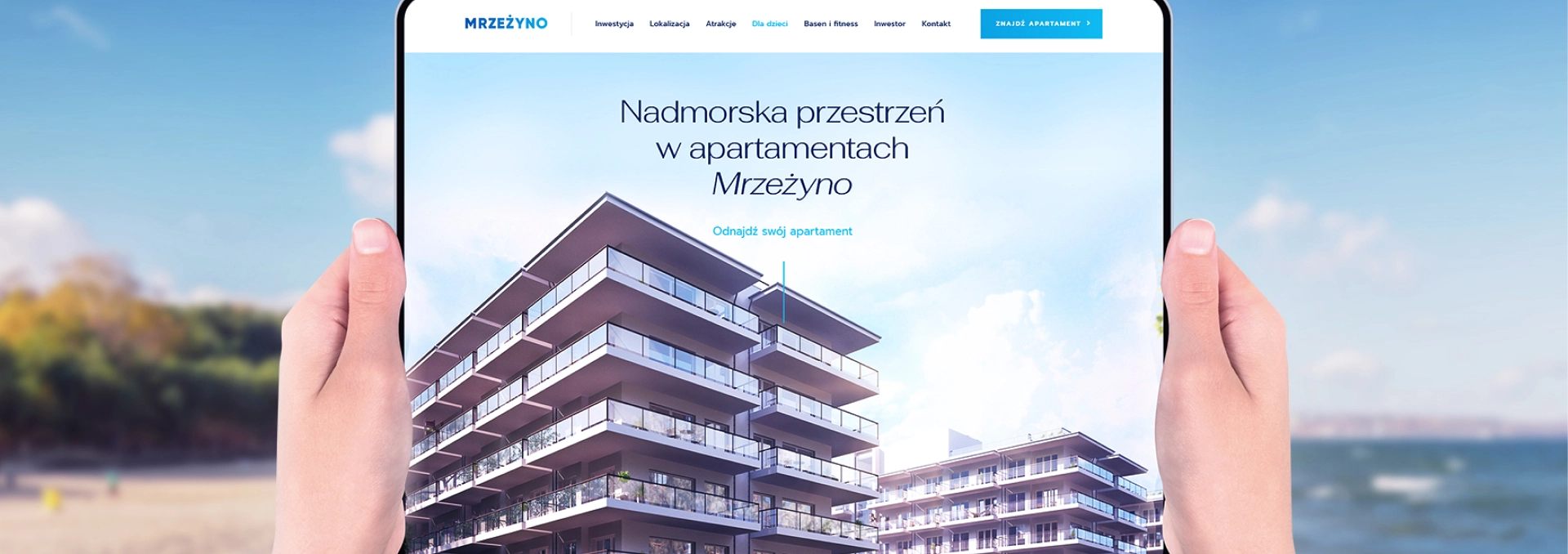 Obraz przedstawia wersję mobilną strony Hevenia, promującą nadmorskie apartamenty w Mrzeżynie. Na ekranie telefonu widoczna jest część strony z nazwą „Hevenia Mrzeżyno” oraz przyciskiem „Odnajdź swój apartament”. W tle widoczny jest nowoczesny budynek apartamentowy z przestronnymi balkonami.