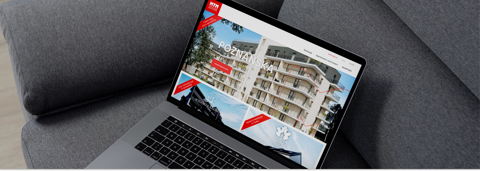 Na zdjęciu widzimy laptopa wyświetlającego stronę internetową firmy MTM Consulting. W centralnej części ekranu widoczna jest inwestycja "Poznańska", przedstawiająca nowoczesny budynek mieszkalny.